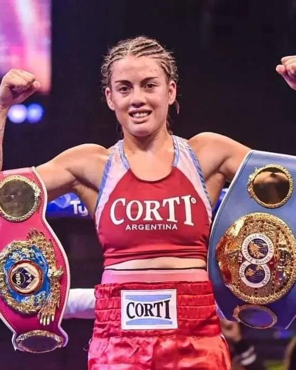 Непереможна чемпіонка сенсаційно програла нокаутом у першому ж раунді три пояси. Відео