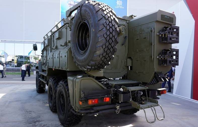 На Донеччині пілоти FPV-дронів вполювали ворожу бронемашину "Ахмат" з екіпажем. Відео