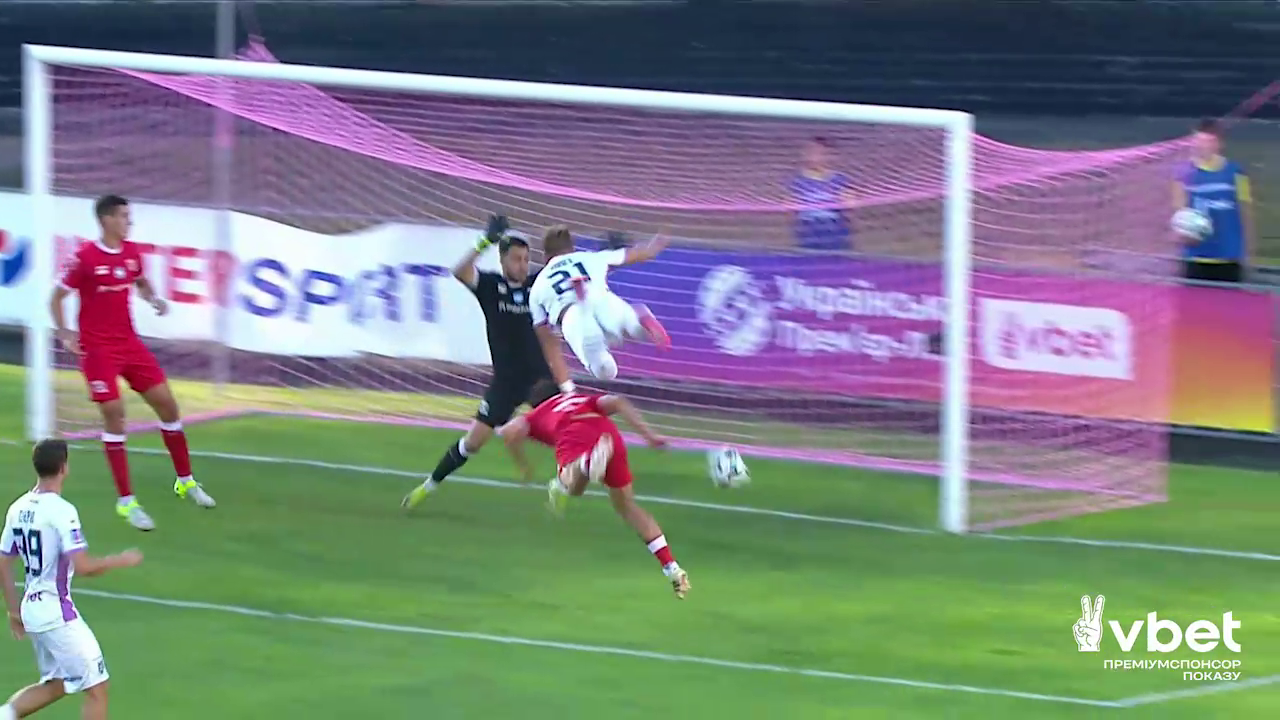 Футболист, которого окрестили "Новым Шевченко", забил первый гол за 5 лет и его сразу на носилках забрала скорая. Видео