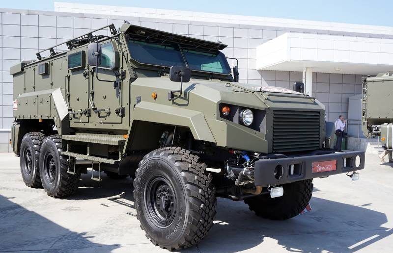 На Донеччині пілоти FPV-дронів вполювали ворожу бронемашину "Ахмат" з екіпажем. Відео