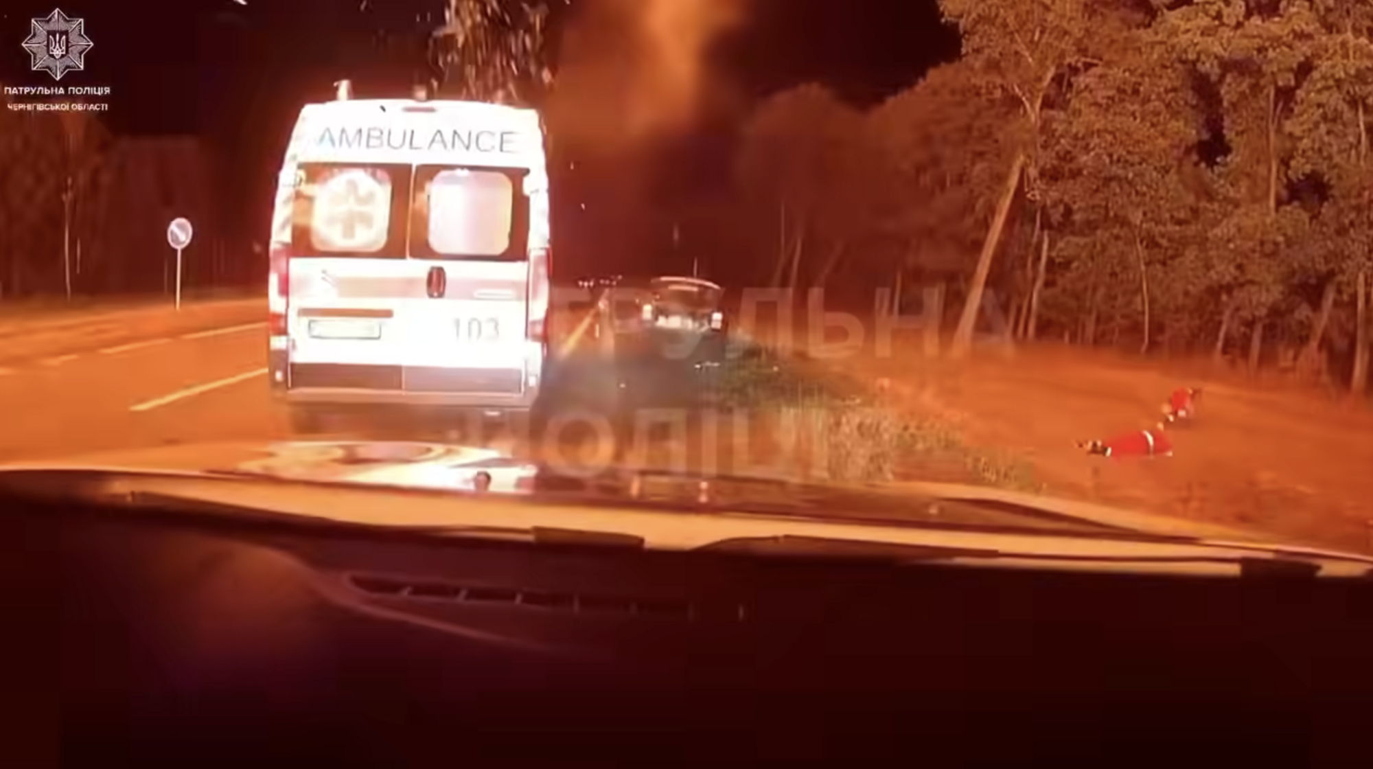 Спасали людей: на Черниговщине патрульные и медики попали под повторный обстрел РФ. Видео