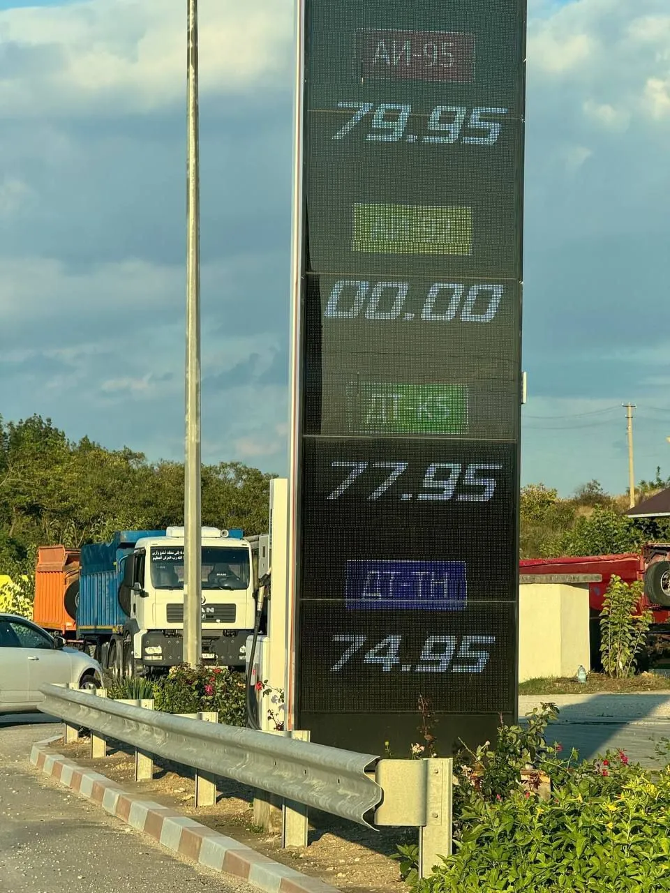 Бензин по 150-200 рублів і дорога їжа: в окупованому Криму через дефіцит палива різко зросли ціни на продукти