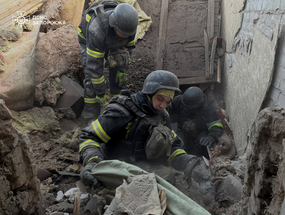 Оккупанты ударили по Запорожью: произошли пожары, три человека погибли, четверо ранены. Фото и видео