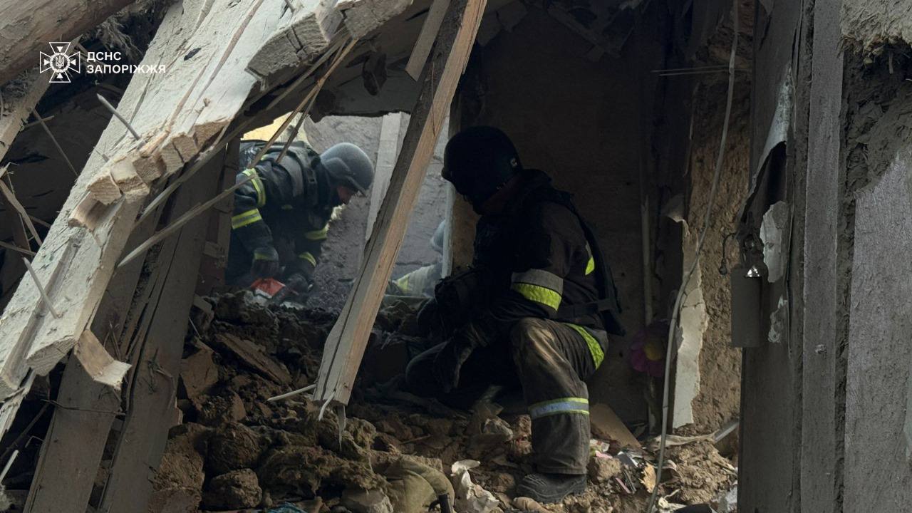 Оккупанты ударили по Запорожью: произошли пожары, три человека погибли, четверо ранены. Фото и видео