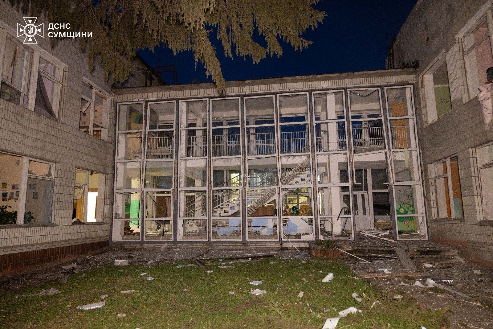 Оккупанты атаковали предприятие и учебное заведение в Сумах: произошел пожар, ранен мужчина. Фото