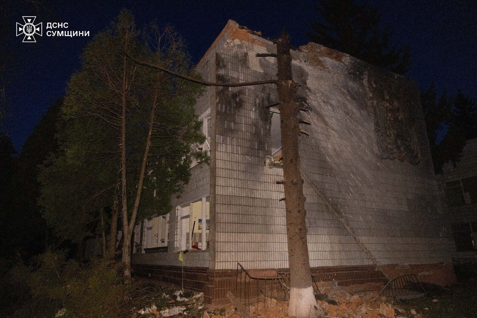 Оккупанты атаковали предприятие и учебное заведение в Сумах: произошел пожар, ранен мужчина. Фото