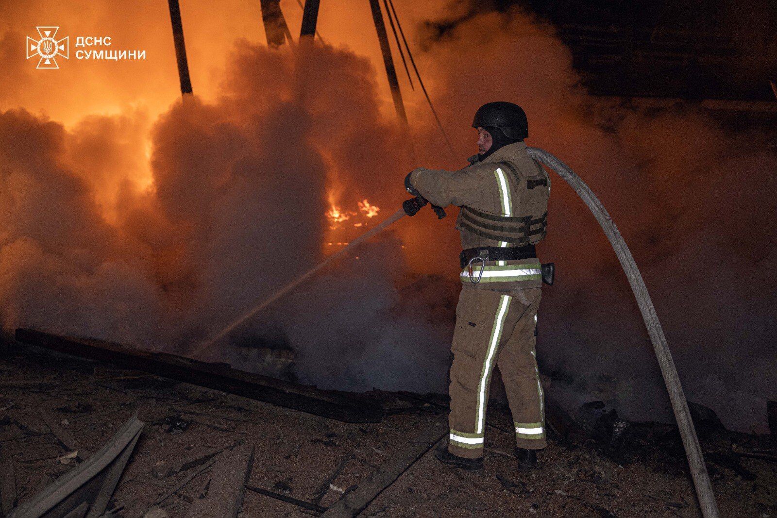 Оккупанты атаковали предприятие и учебное заведение в Сумах: произошел пожар, ранен мужчина. Фото
