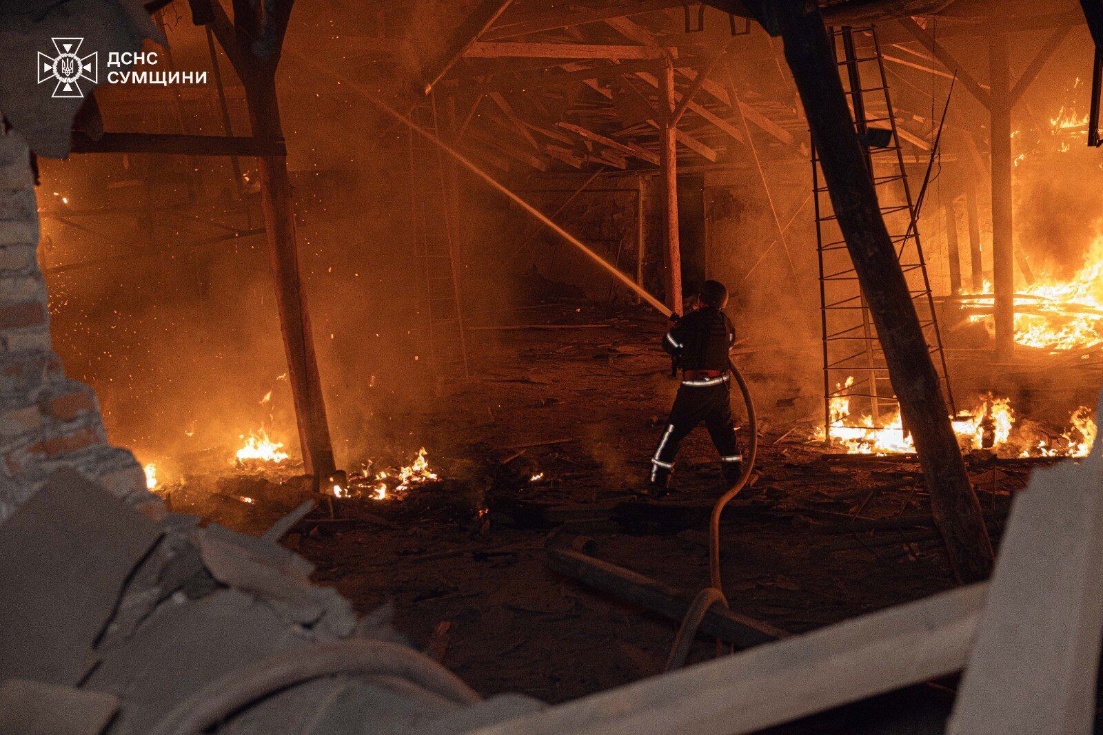Оккупанты атаковали предприятие и учебное заведение в Сумах: произошел пожар, ранен мужчина. Фото