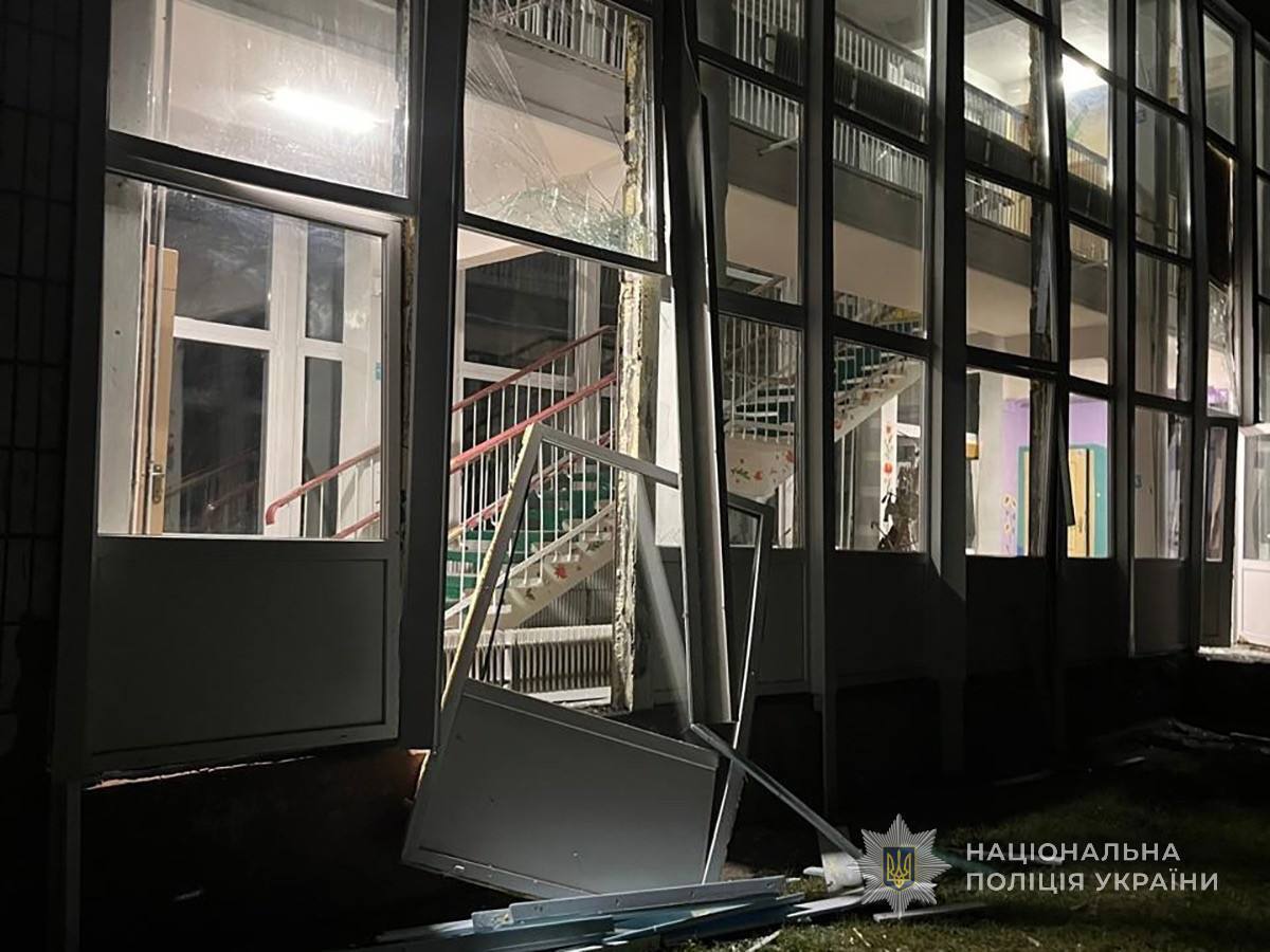 Оккупанты атаковали предприятие и учебное заведение в Сумах: произошел пожар, ранен мужчина. Фото