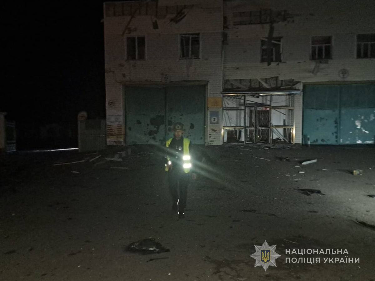 Оккупанты атаковали предприятие и учебное заведение в Сумах: произошел пожар, ранен мужчина. Фото