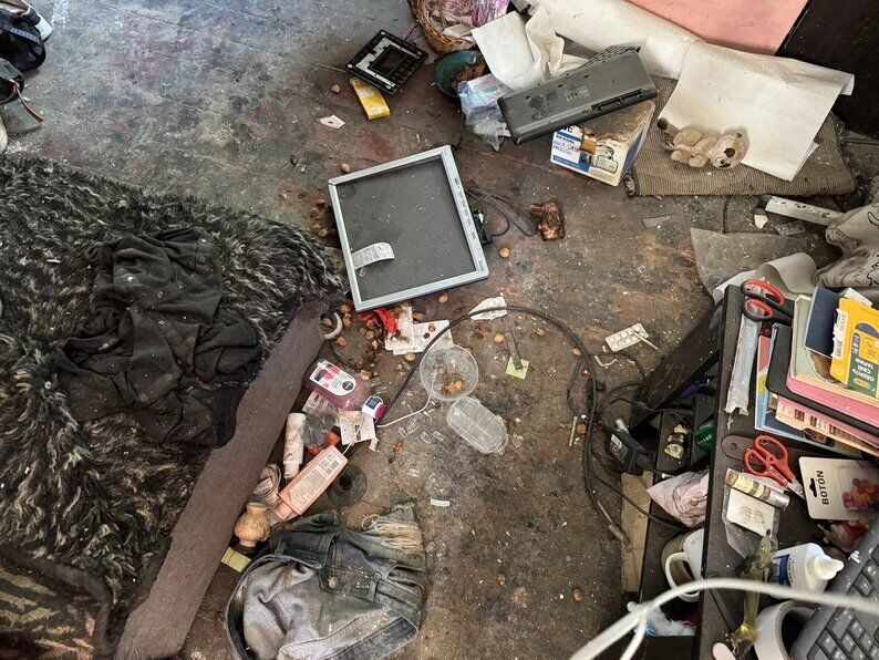 "Тільки-но вікна поставили – знову вибило": мешканка Запоріжжя, будинок якої вже вп'яте потрапив під атаку, розповіла про пережите. Фото