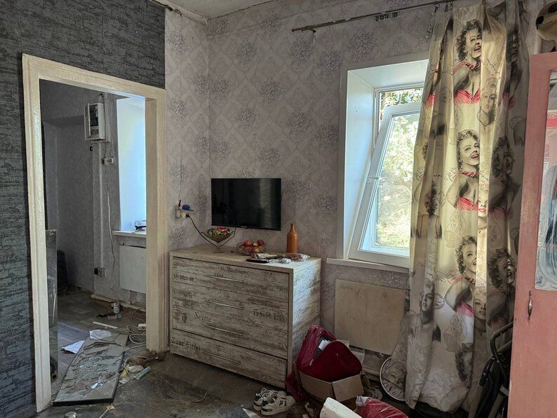 "Тільки-но вікна поставили – знову вибило": мешканка Запоріжжя, будинок якої вже вп'яте потрапив під атаку, розповіла про пережите. Фото