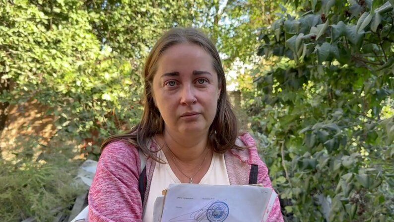 "Тільки-но вікна поставили – знову вибило": мешканка Запоріжжя, будинок якої вже вп'яте потрапив під атаку, розповіла про пережите. Фото