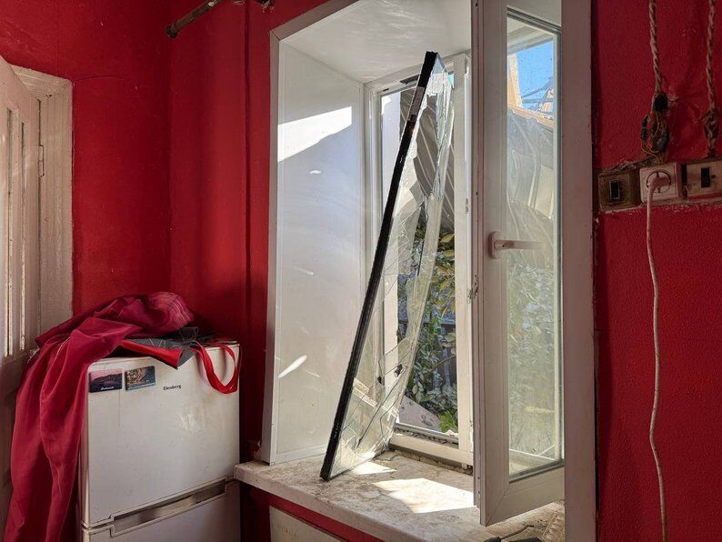 "Тільки-но вікна поставили – знову вибило": мешканка Запоріжжя, будинок якої вже вп'яте потрапив під атаку, розповіла про пережите. Фото