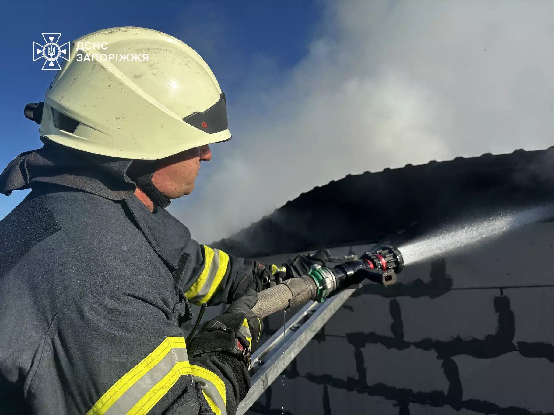 На Запоріжжі спалахнула масштабна пожежа на території кінного клубу. Фото