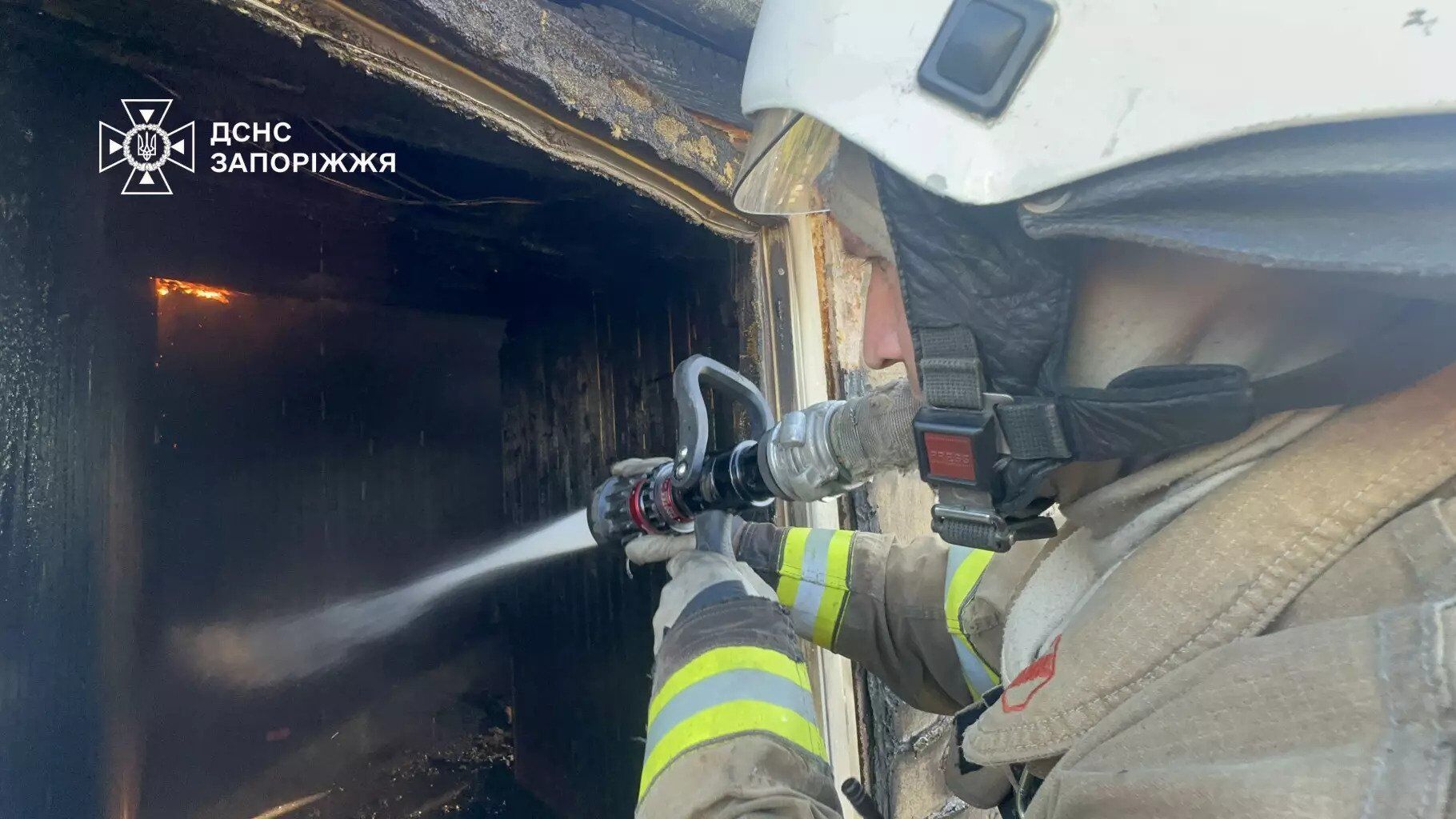 На Запоріжжі спалахнула масштабна пожежа на території кінного клубу. Фото