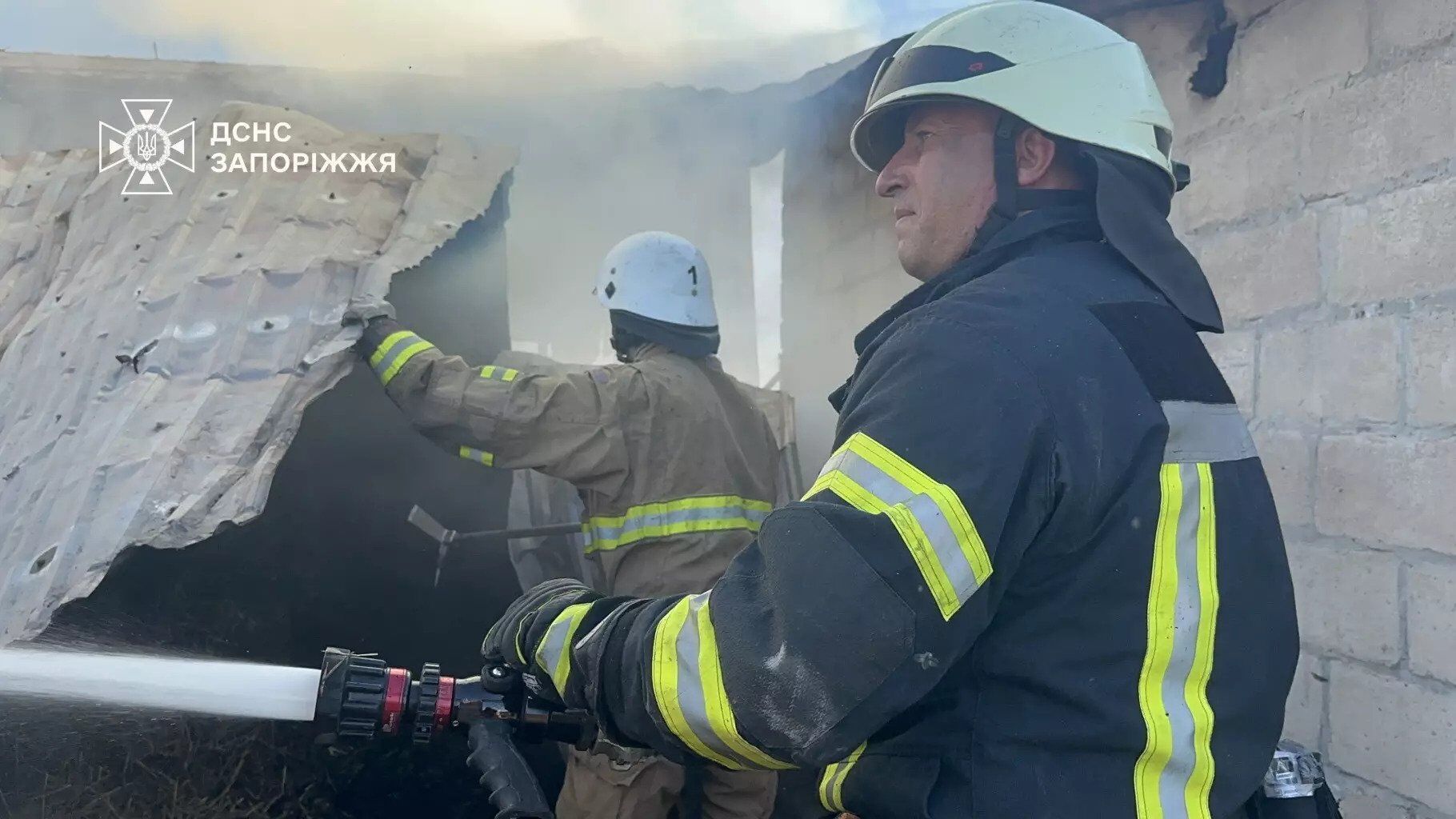 На Запоріжжі спалахнула масштабна пожежа на території кінного клубу. Фото