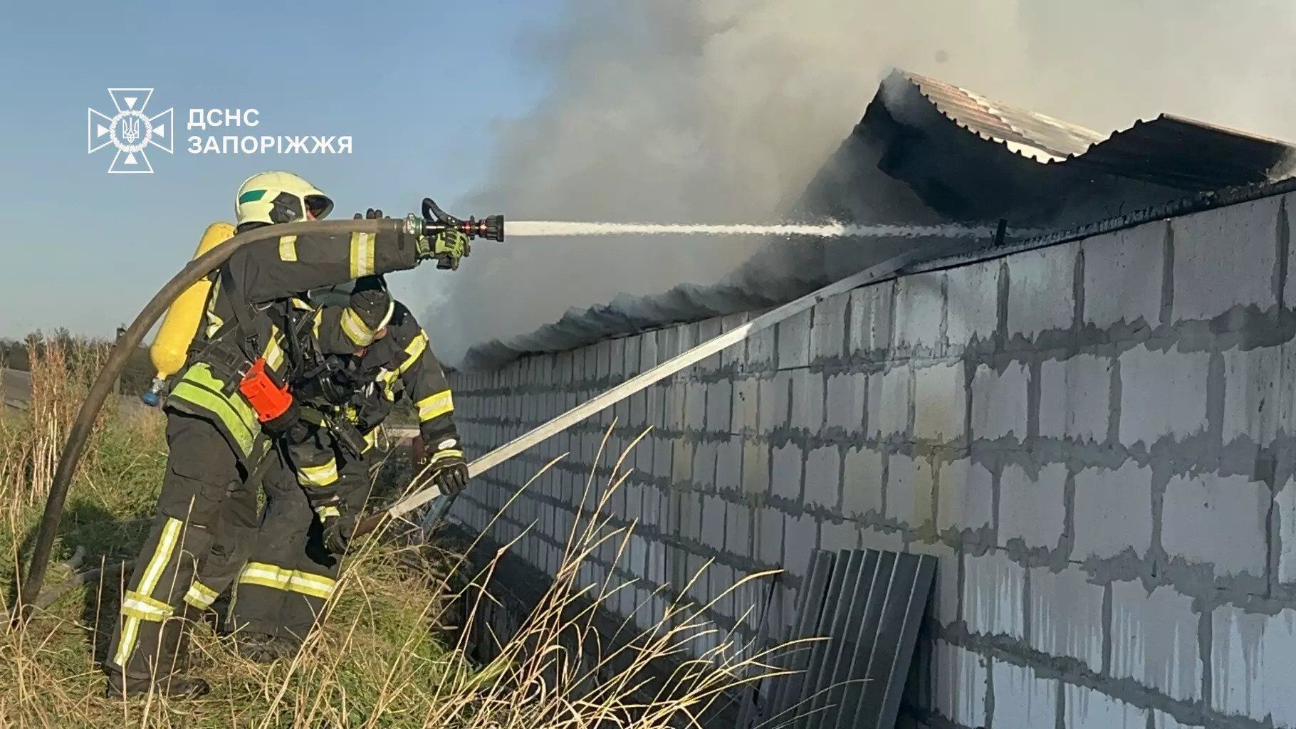 На Запоріжжі спалахнула масштабна пожежа на території кінного клубу. Фото