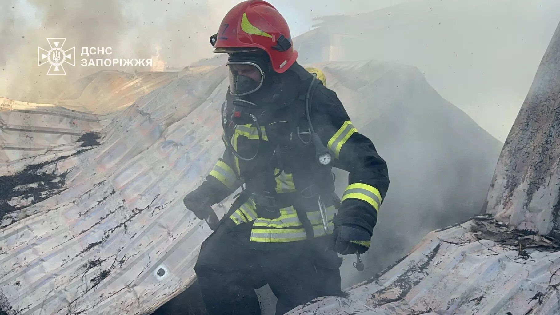На Запоріжжі спалахнула масштабна пожежа на території кінного клубу. Фото