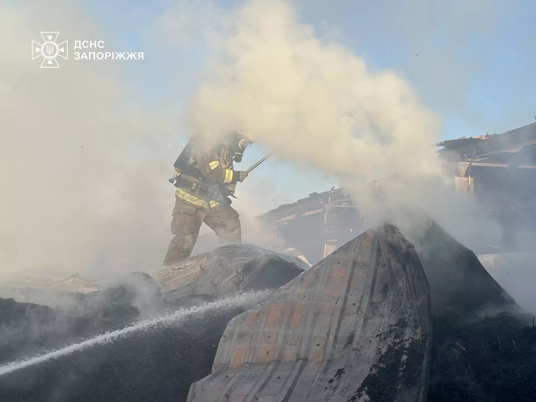 На Запоріжжі спалахнула масштабна пожежа на території кінного клубу. Фото