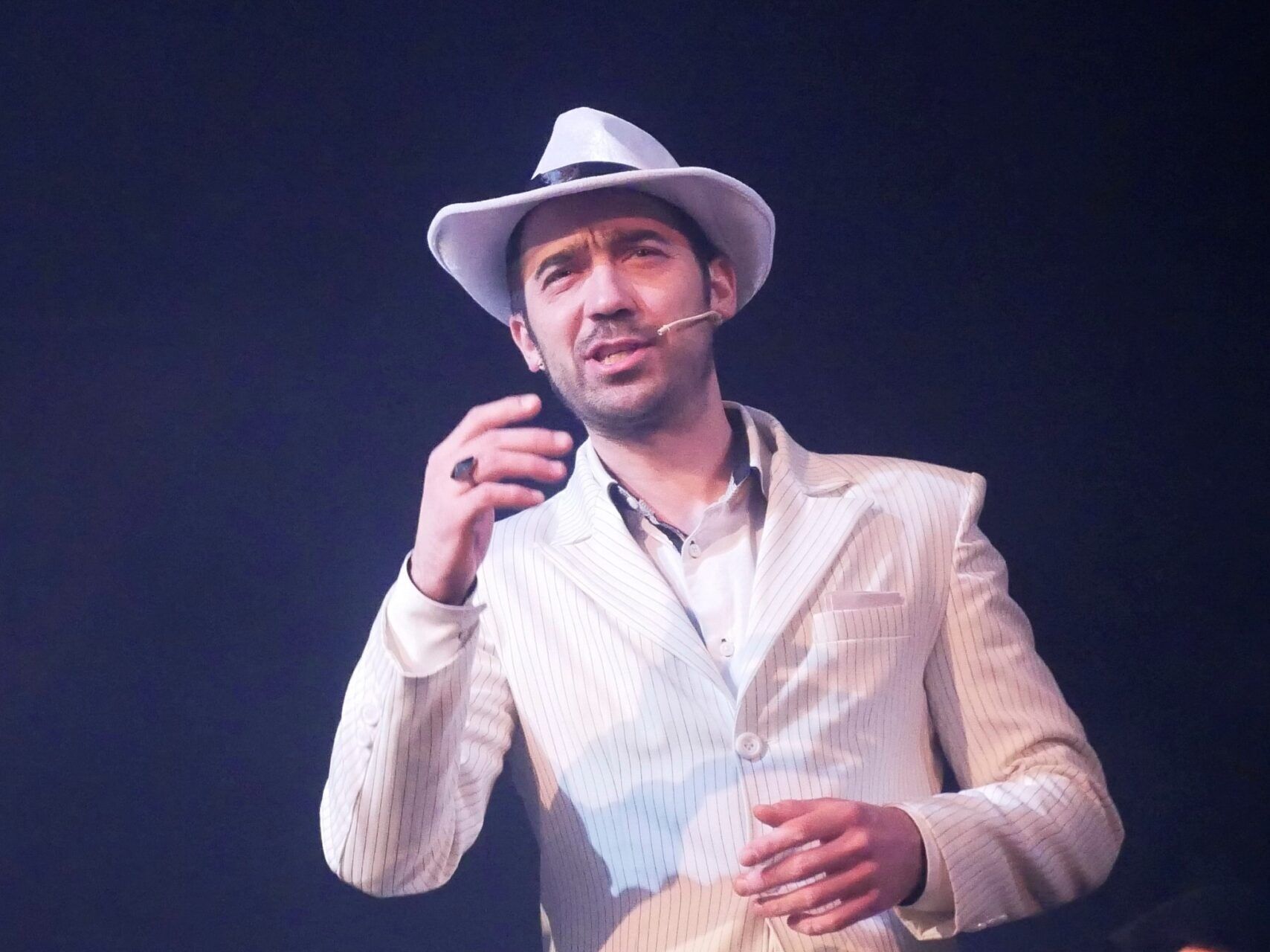 "Може, цей дзвінок наблизить нас до перемоги". Актори драмтеатру, яких перервав рингтон телефону, підкорили залу імпровізацією на сцені. Відео