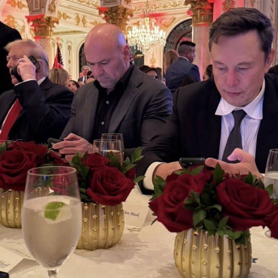 "Дуже гарні стосунки": попри конфлікт, Трампа помітили з Маском у людному місці. Фото та відео