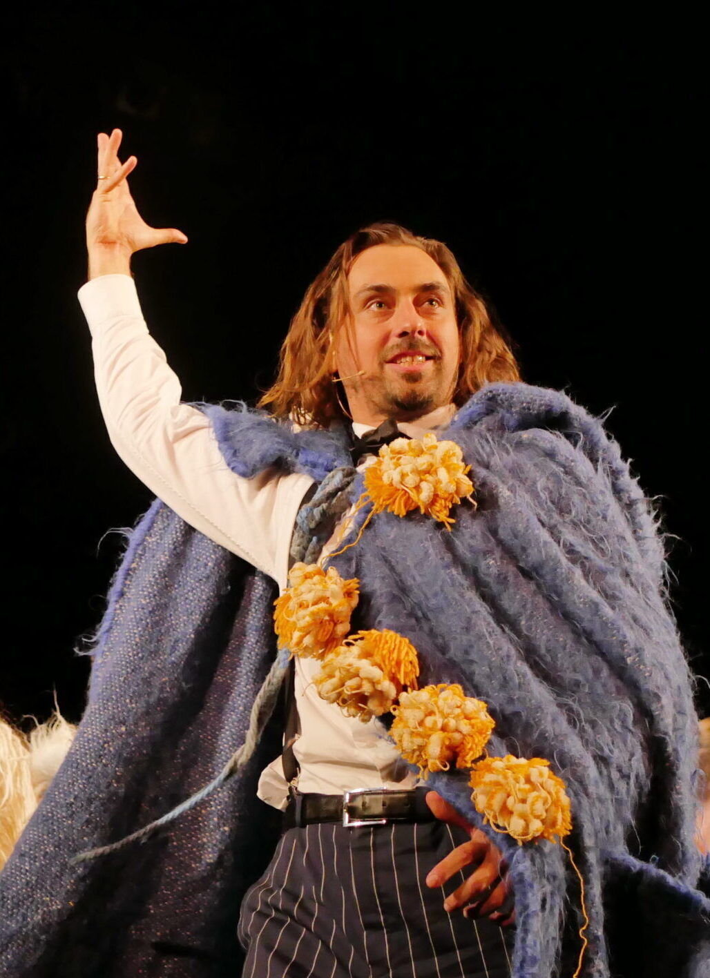 "Може, цей дзвінок наблизить нас до перемоги". Актори драмтеатру, яких перервав рингтон телефону, підкорили залу імпровізацією на сцені. Відео