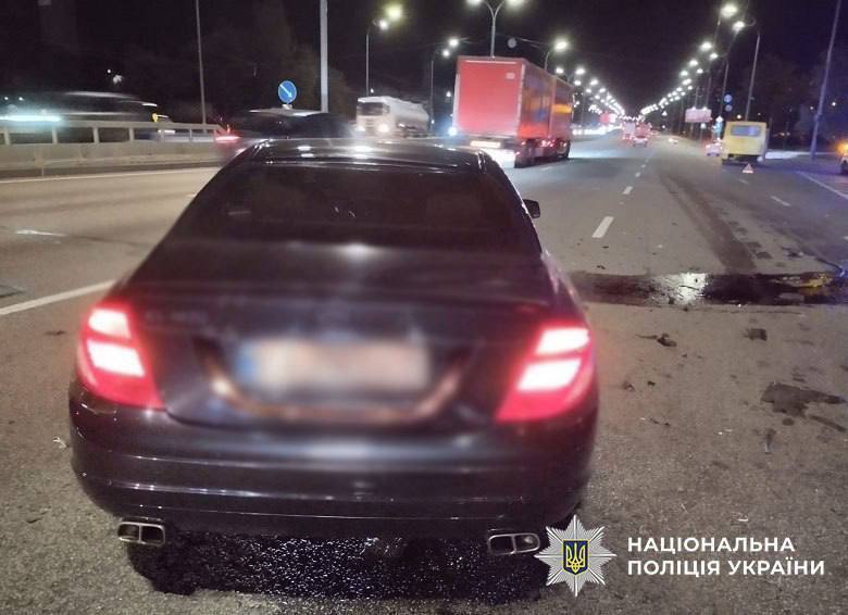 У Києві п’яний водій Mercedes на швидкості протаранив маршрутку: є постраждала. Фото