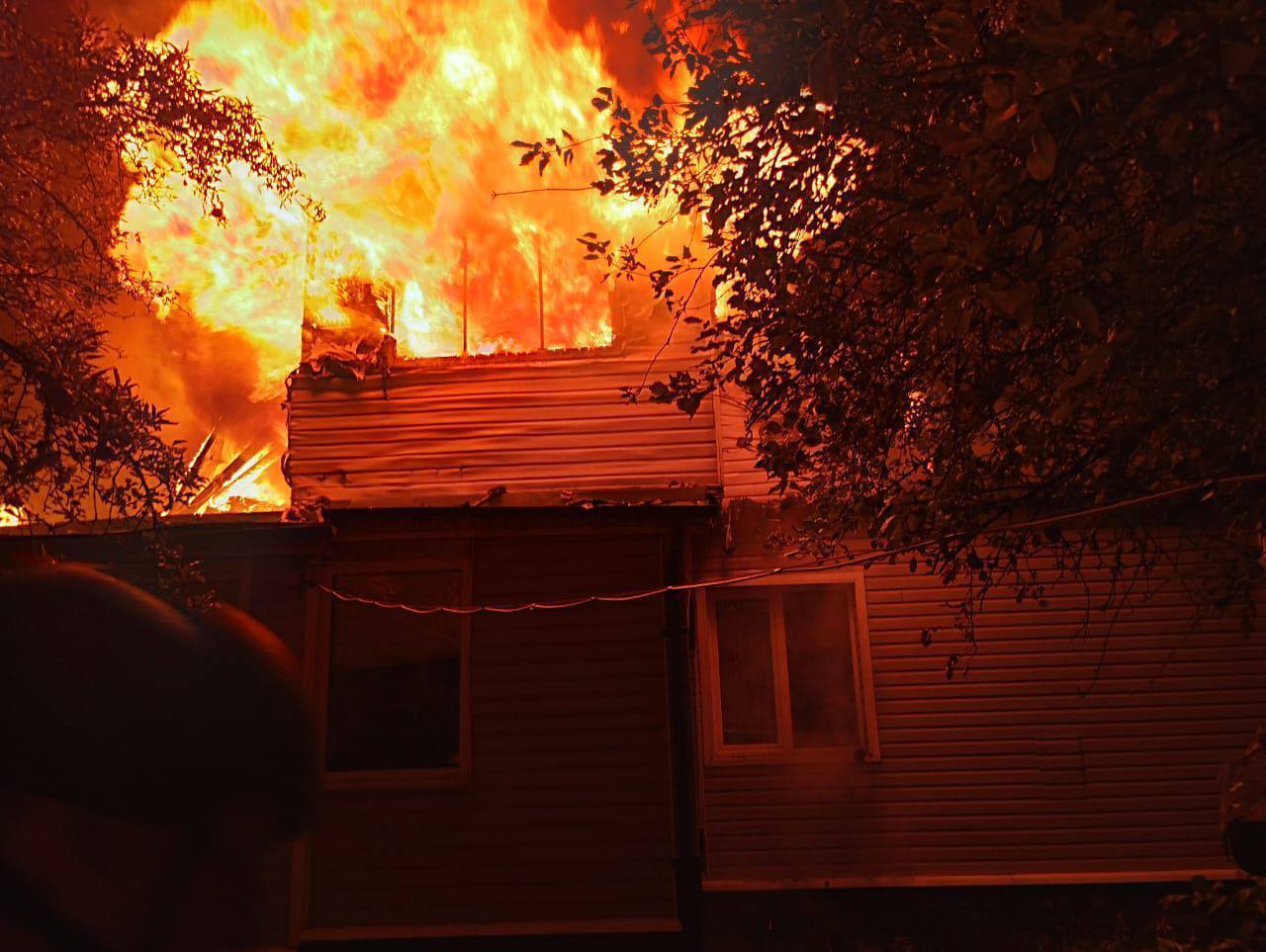 На Київщині внаслідок ворожої атаки стались пожежі, пошкоджено будинки: постраждав чоловік. Фото
