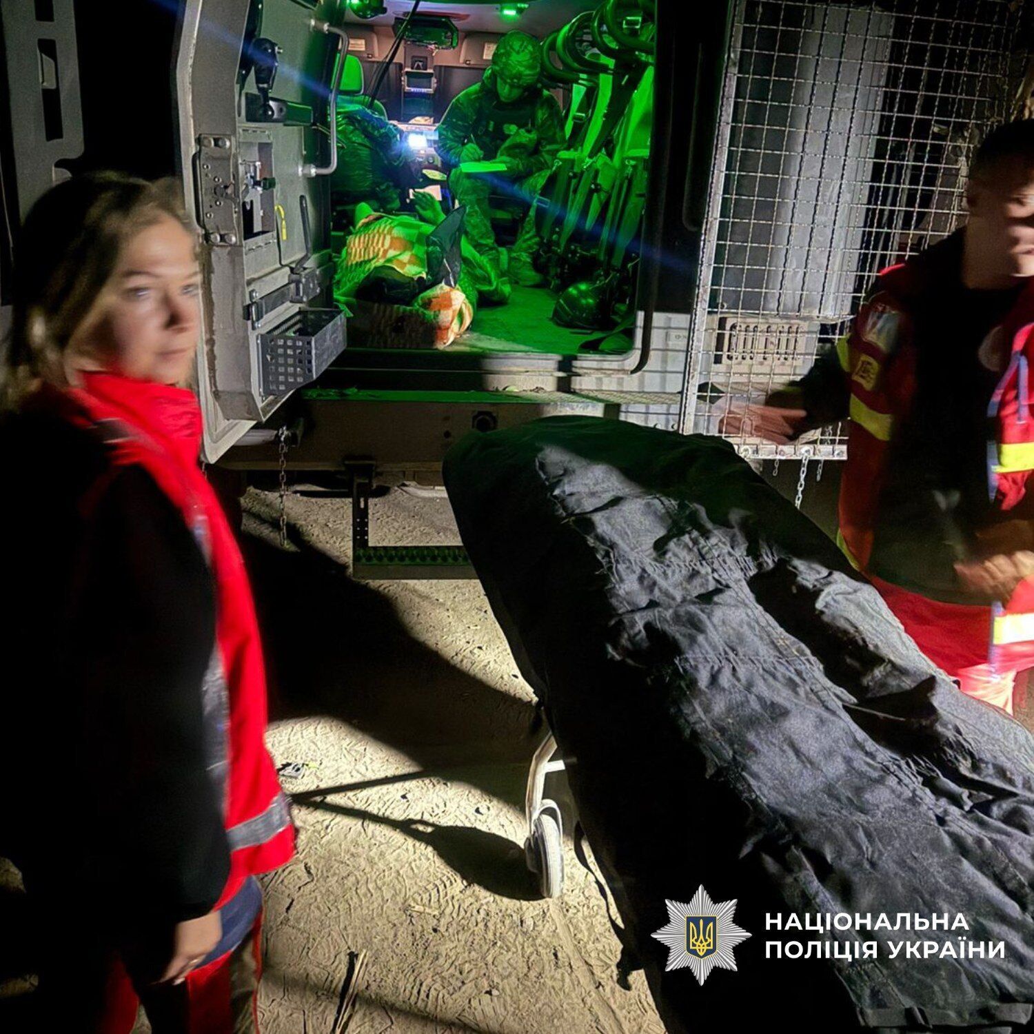 На Харьковщине полицейские эвакуировали волонтера, которая подорвалась на взрывном устройстве: получила многочисленные травмы. Фото и видео