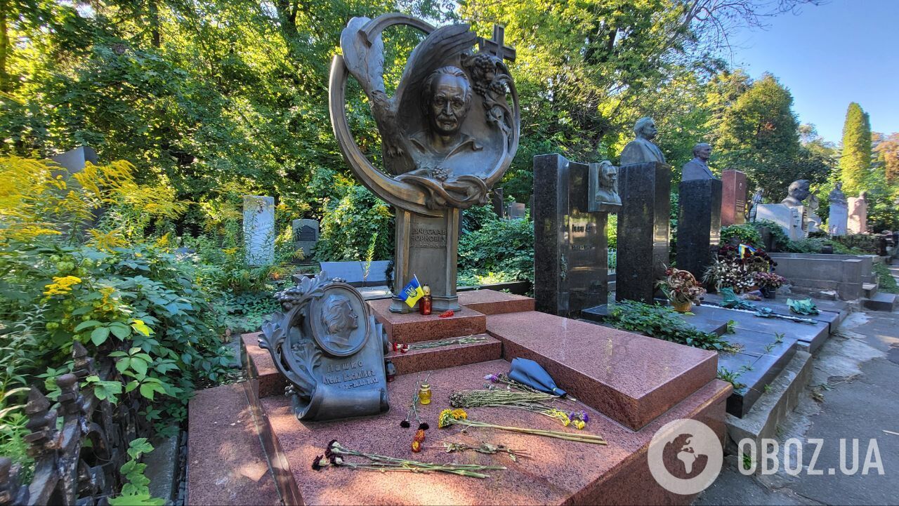 Зівʼялі букети та гроно калини: який вигляд має помпезна могила Вʼячеслава Чорновола. Фото