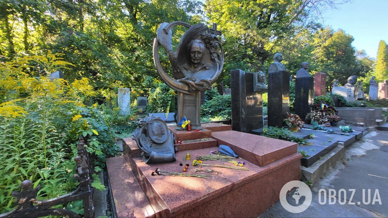 Зівʼялі букети та гроно калини: який вигляд має помпезна могила Вʼячеслава Чорновола. Фото