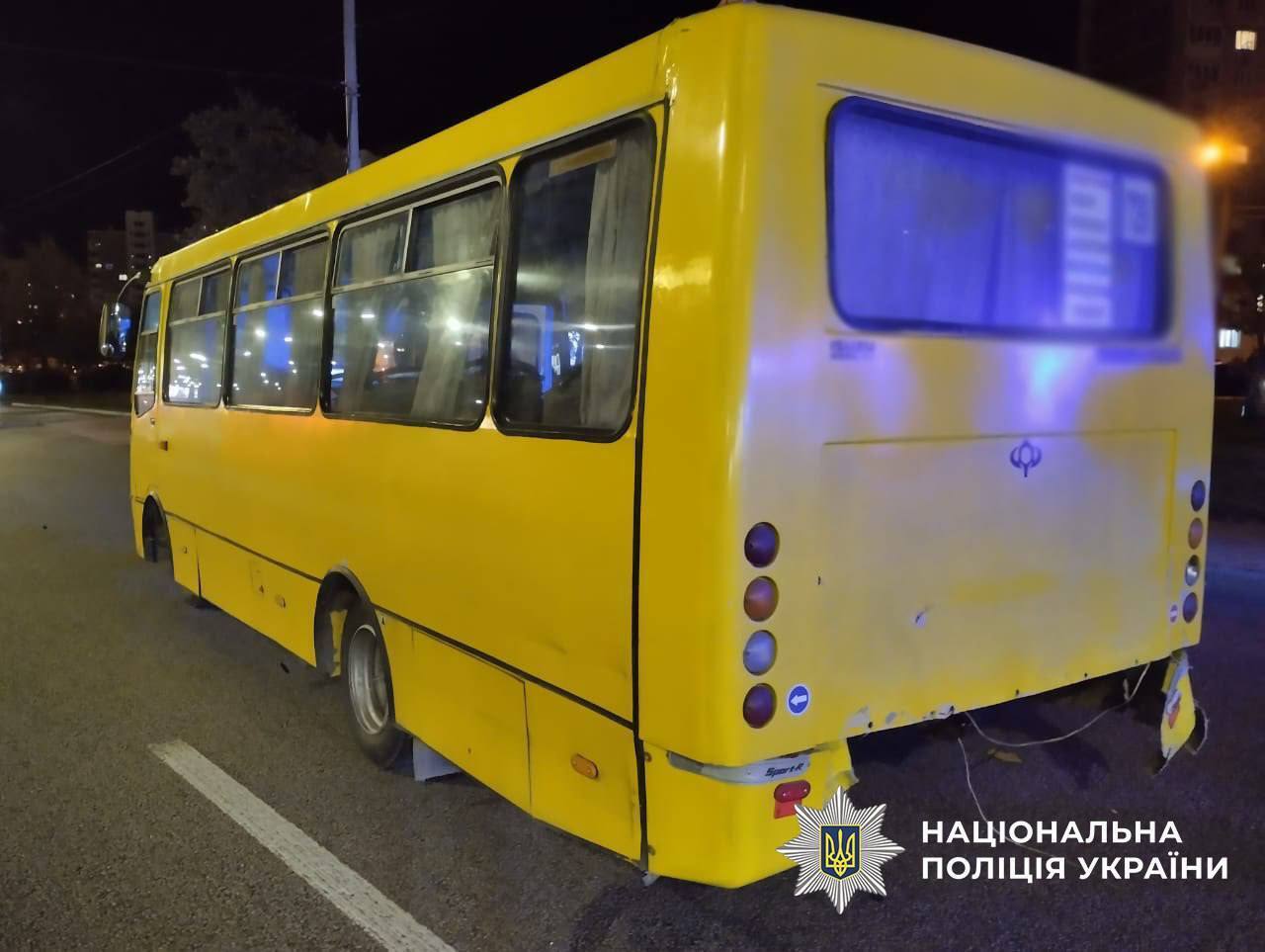 У Києві п’яний водій Mercedes на швидкості протаранив маршрутку: є постраждала. Фото