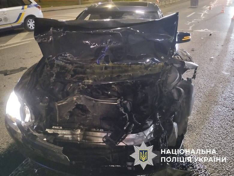 У Києві п’яний водій Mercedes на швидкості протаранив маршрутку: є постраждала. Фото