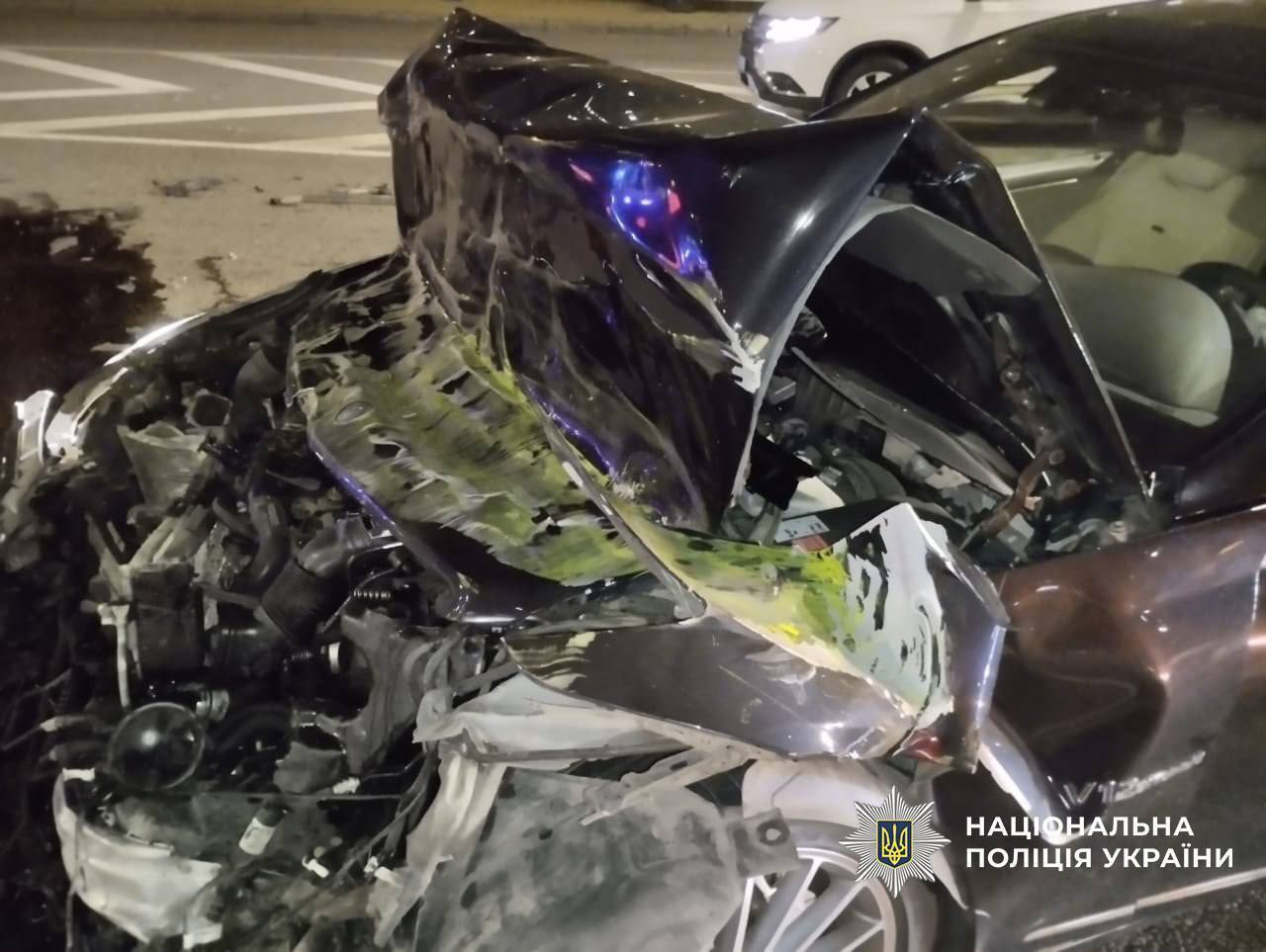 У Києві п’яний водій Mercedes на швидкості протаранив маршрутку: є постраждала. Фото