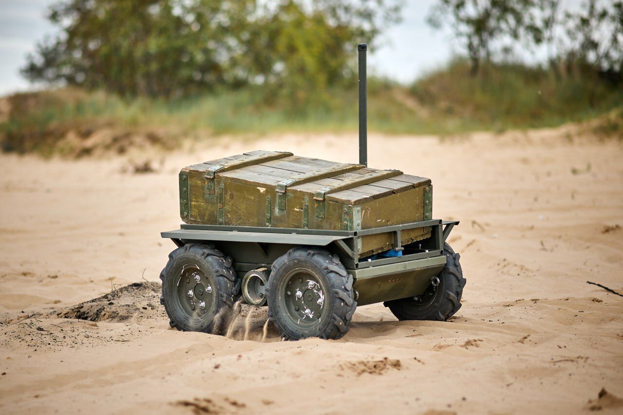 "Миниатюрные танки" стали критически важными: в The Independent объяснили, что дает Украине применение радиоуправляемых бронированных машин