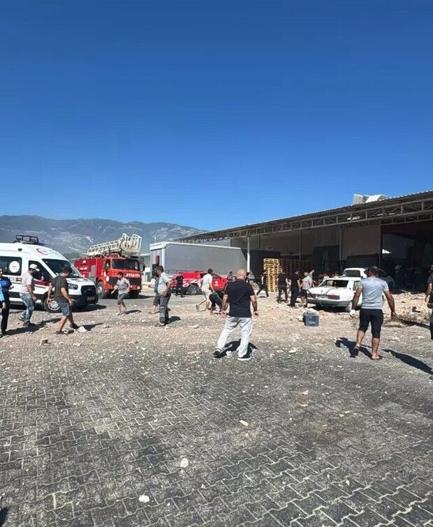 У турецькій Анталії стався вибух на оптовому ринку: постраждали люди. Фото і відео