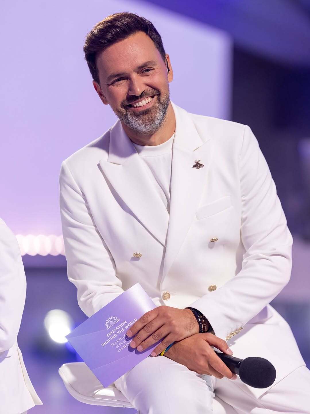 Тимур Мирошниченко появился в эфире с челкой: как теперь выглядит ведущий. Фото