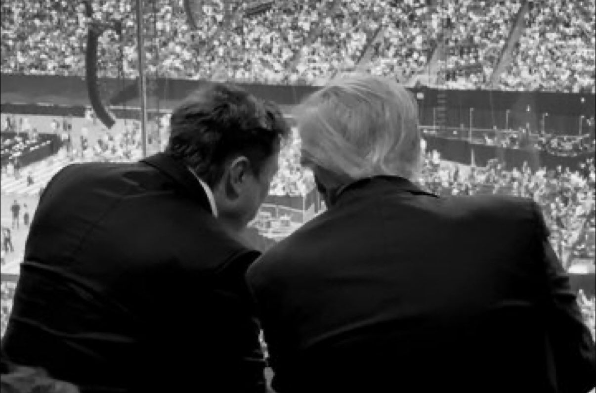 "Дуже гарні стосунки": попри конфлікт, Трампа помітили з Маском у людному місці. Фото та відео