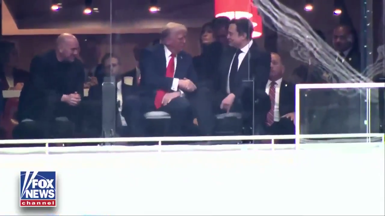 "Дуже гарні стосунки": попри конфлікт, Трампа помітили з Маском у людному місці. Фото та відео