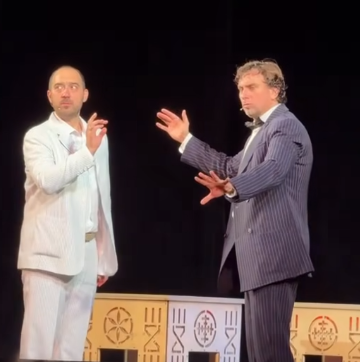 "Може, цей дзвінок наблизить нас до перемоги". Актори драмтеатру, яких перервав рингтон телефону, підкорили залу імпровізацією на сцені. Відео