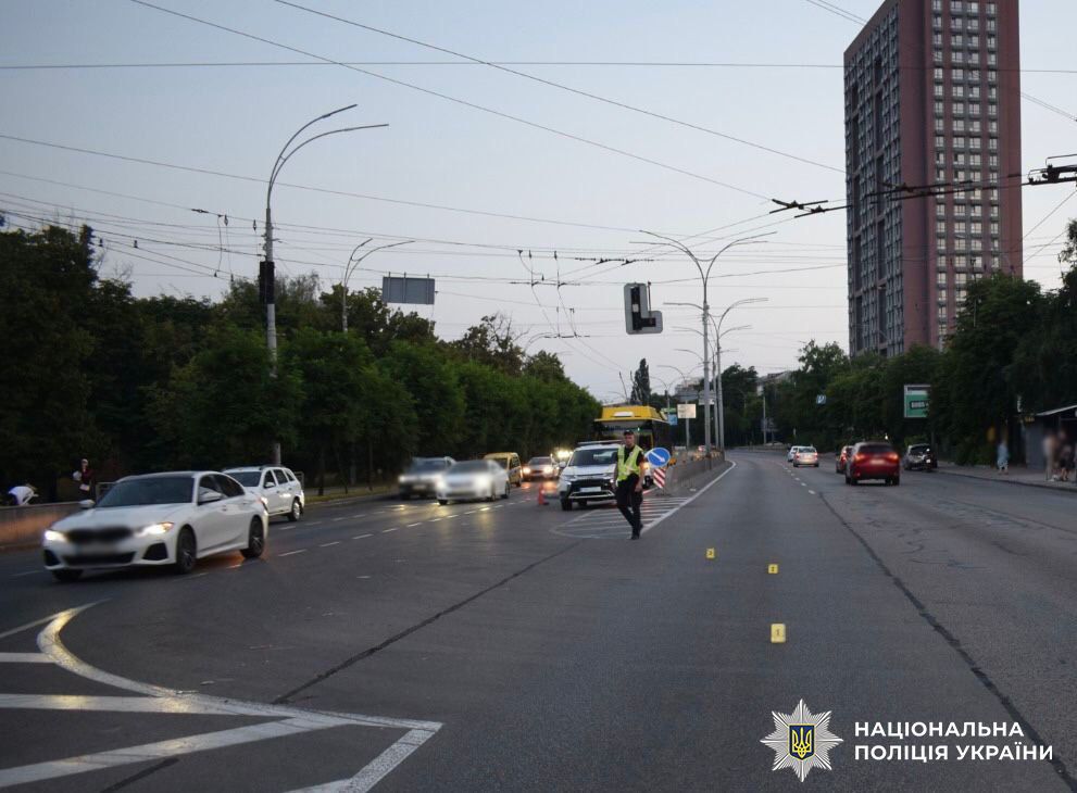 У Києві водій позашляховика скоїв смертельну ДТП та втік. Подробиці та фото