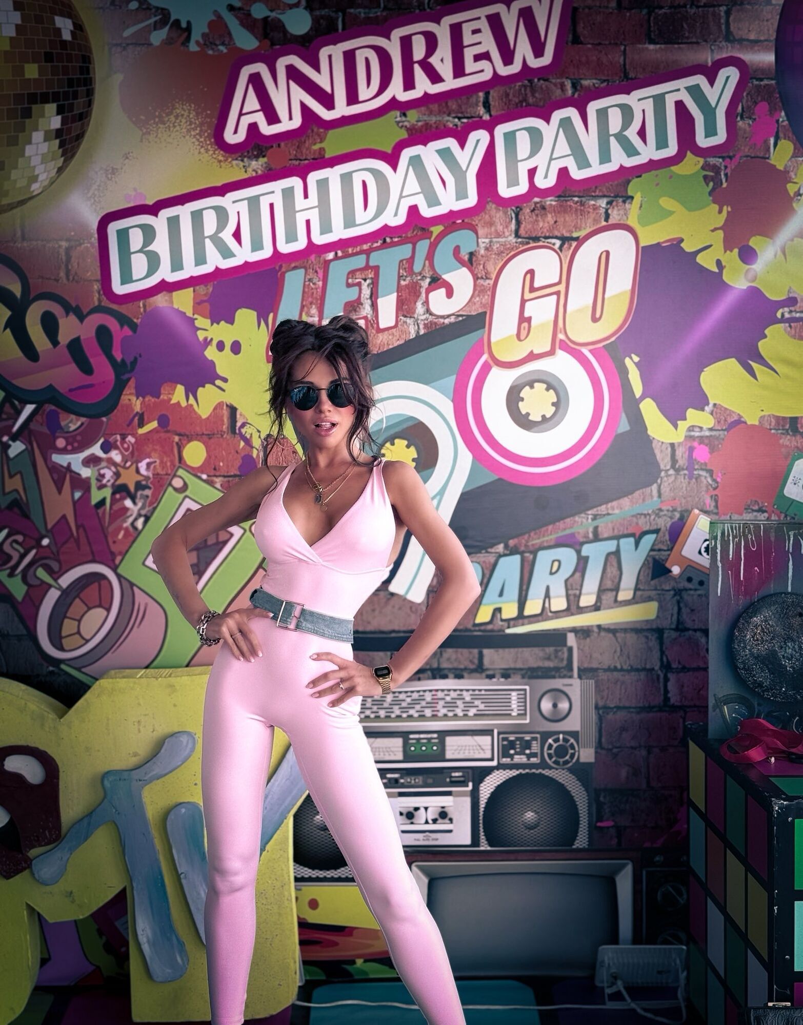 Скандальний ексзаступник генпрокурора засвітився на "бандитській" вечірці в стилі 90-х. Фото