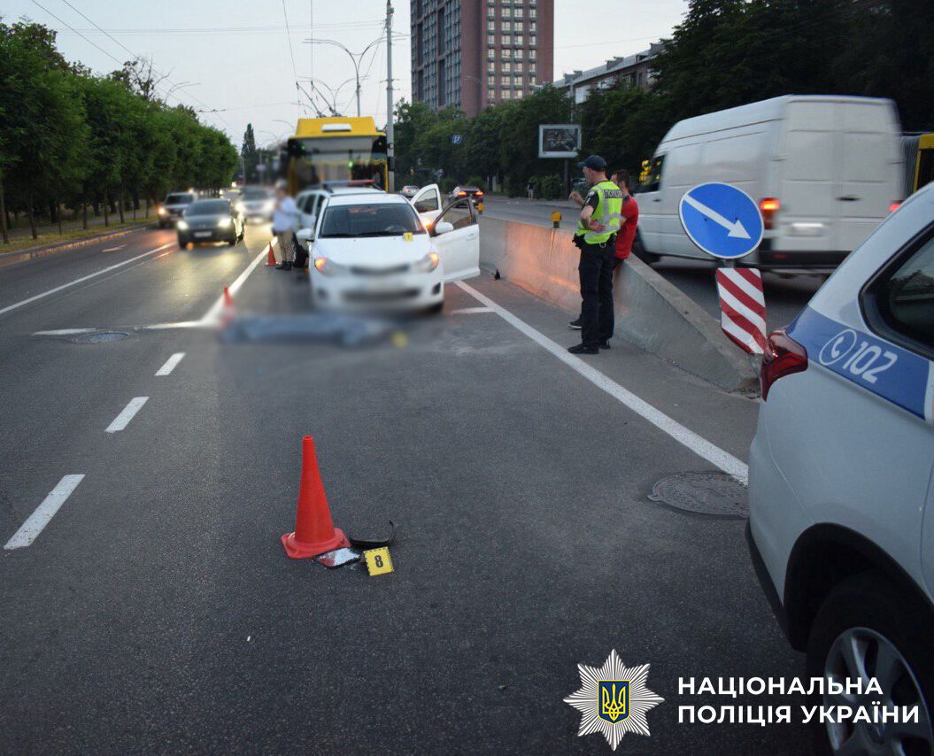 У Києві водій позашляховика скоїв смертельну ДТП та втік. Подробиці та фото