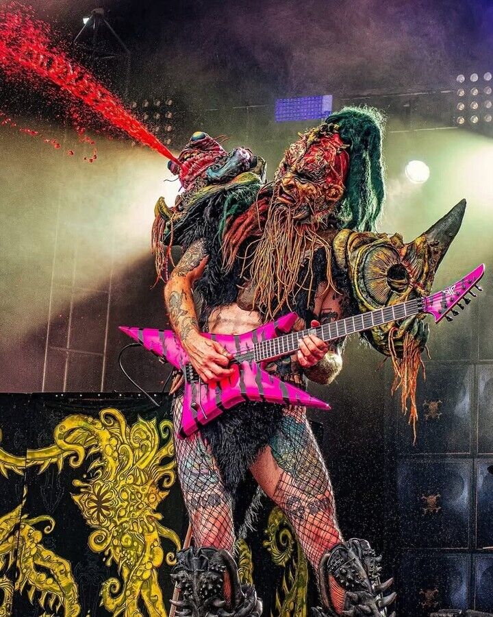 Американський метал-гурт на концерті розіграв жорстоку сцену "вбивства" Трампа та Ілона Маска: чому їх виправдовують. Відео