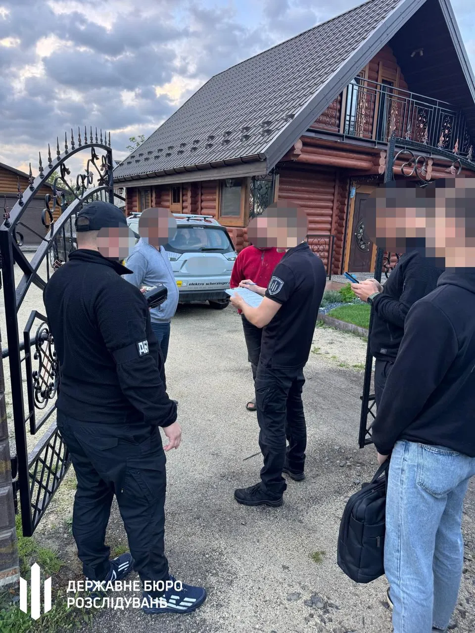ДБР затримало командира військової частини з Рівного, який змушував підлеглих зводити йому будинок. Фото