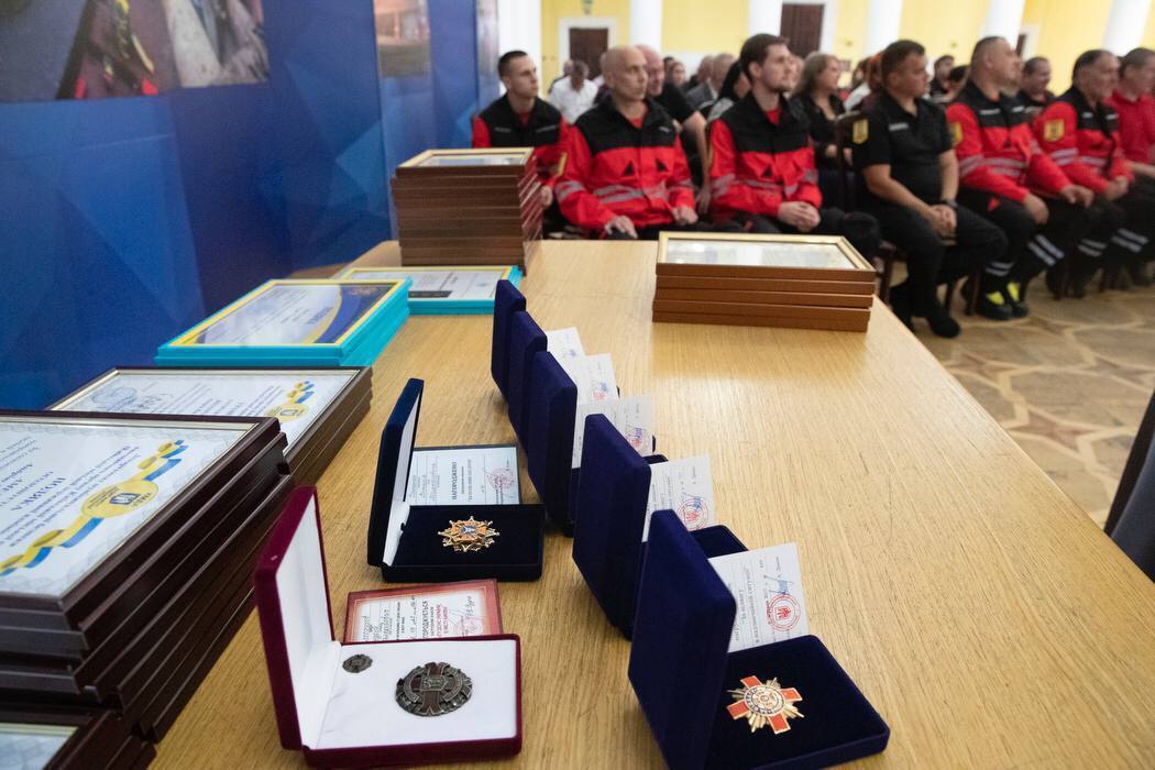 Кличко в честь профессионального праздника наградил столичных спасателей