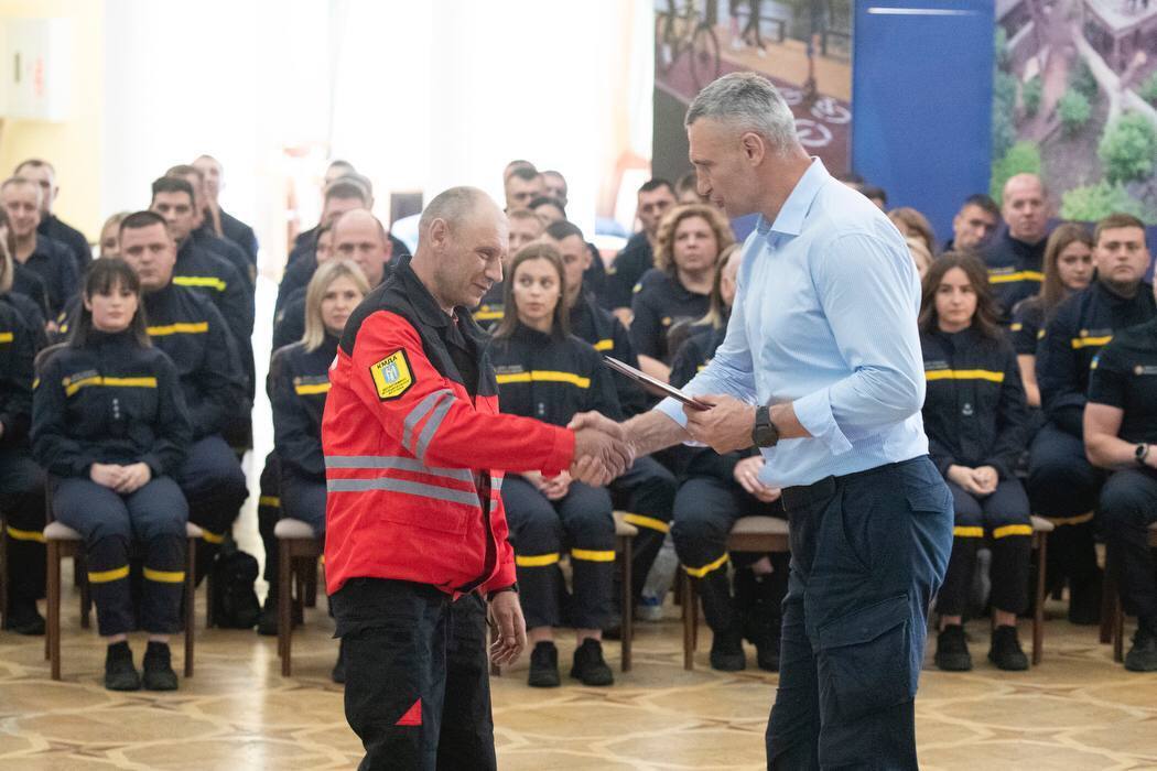 Кличко в честь профессионального праздника наградил столичных спасателей
