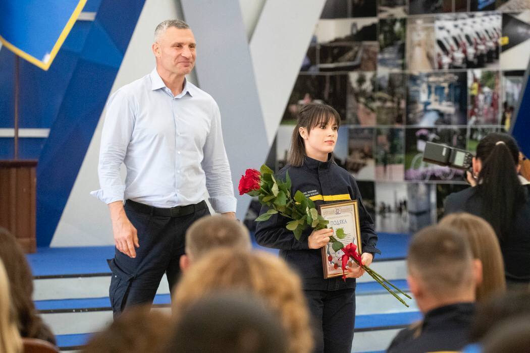 Кличко в честь профессионального праздника наградил столичных спасателей