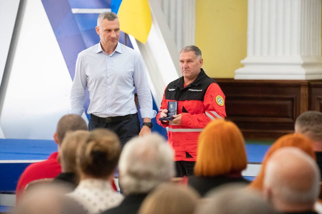 Кличко в честь профессионального праздника наградил столичных спасателей